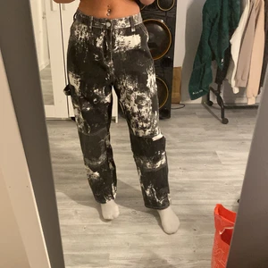 Jeans - Super coola jeans. Helt oanvända då dom inte riktigt var min stil. 