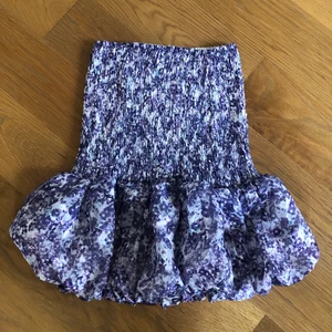 Lila kjol - Lila kjol ifrån NA-KD!! Storlek: 36. 80kr plus frakt 💝