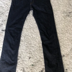 Märkes byxor!! - Ett par till märkesbyxor!!  Kan säljas med dom andra❤️ Dom är lite för stora. Men snygga! Lågmidiade byxor bra i längden och jag är 1,66 typ. Lite stora i midian. Lite osäker på stolek ska kolla när jag kommer hem hör av er❤️