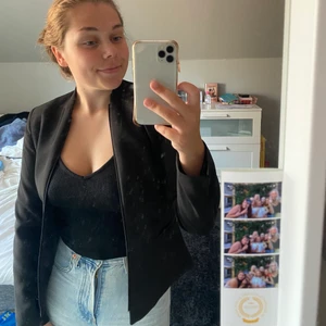 Kavaj mango storlek xs - Kavaj som är stilren och klassisk. Den är storlek Xs och sitter bra. Har däremot inte så mycket användning för den då jag föredrar lite mer färgglada kavjer. 