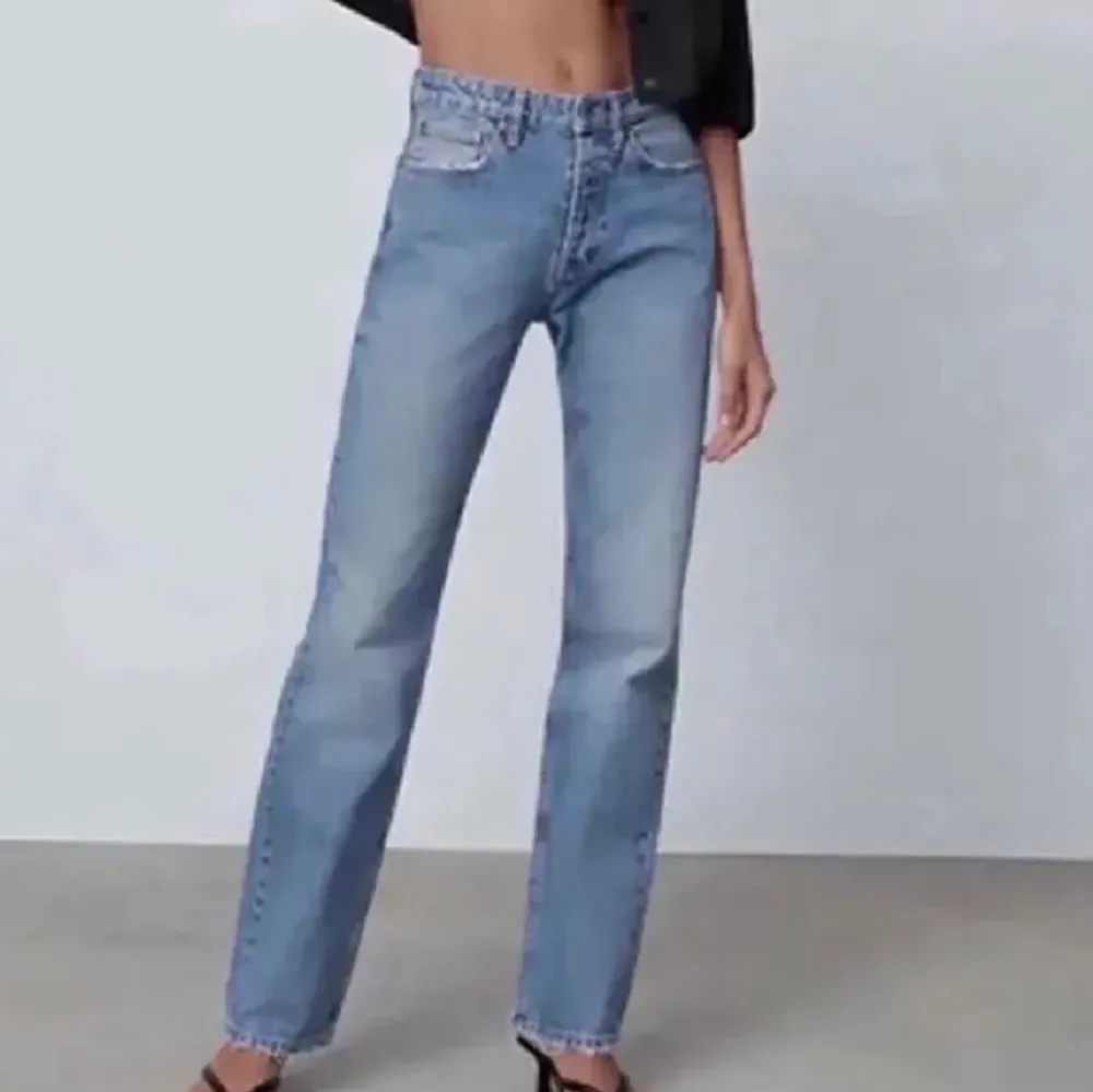 Jättefina ljusblåa mid waist jeans från zara! Aldrig använda då dom är för stora för mig☺️köpta här på Plick💗lånade bilder, skriv gärna om fler bilder önskas💕. Jeans & Byxor.