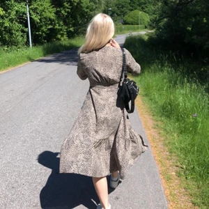 Klänning  - Fin omlott klänning passar perfekt till sommaren 