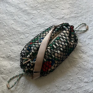 GANNI cross body duffle bag - Oanvänd väska från GANNI, kan bäras cross body men axelremmen kan också tas bort och då kan väskan bäras som en clutch bag. SS21