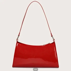 Röd axelväska - Säljer för den inte kommer till användning, bra skick.