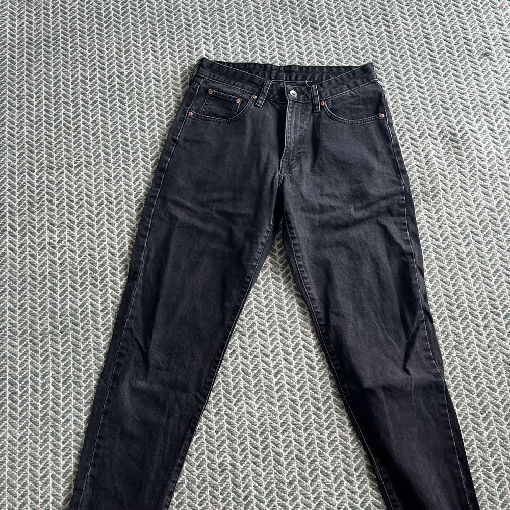 Svarta lågmidjade byxor från Vailent i modellen straight leg. Knappt använda!!Dem är avklippta och går till ankeln på mig som är 163 cm💛 köparen står för frakten <333. Jeans & Byxor.