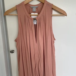 Festligt linne  - Helt nytt linne i gammaldags rosa färg. Fin detalj framtill. Strl L  Frakt ingår ej 