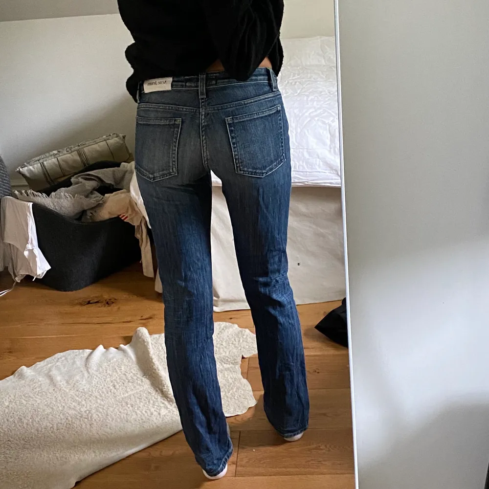Sviiinsnygga lågmidjade raka jeans från Acne studios! Varit ett av mina absoluta favoritpar men nu blivit för små🥺 Hittar ingen storlek i men skulle säga XS. Midjemått ca 73 cm och innerbenslängden 79. För referens har jag oftast S och är 170 cm. . Jeans & Byxor.