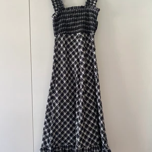 Oanvänd klänning från Ganni - Helt ny klänning från Ganni med prislapp kvar. Nypris 2700:-  Passar strl 36-40. Väldigt anpassningsbar tack vare smocken. Dess storlek är 38.  Högt bud vinner. Budgivningen börjar på 1000:-