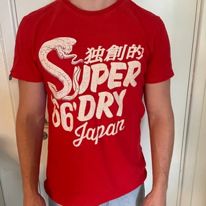 T-shirt superdry - Röd superdry tröja, storlek M