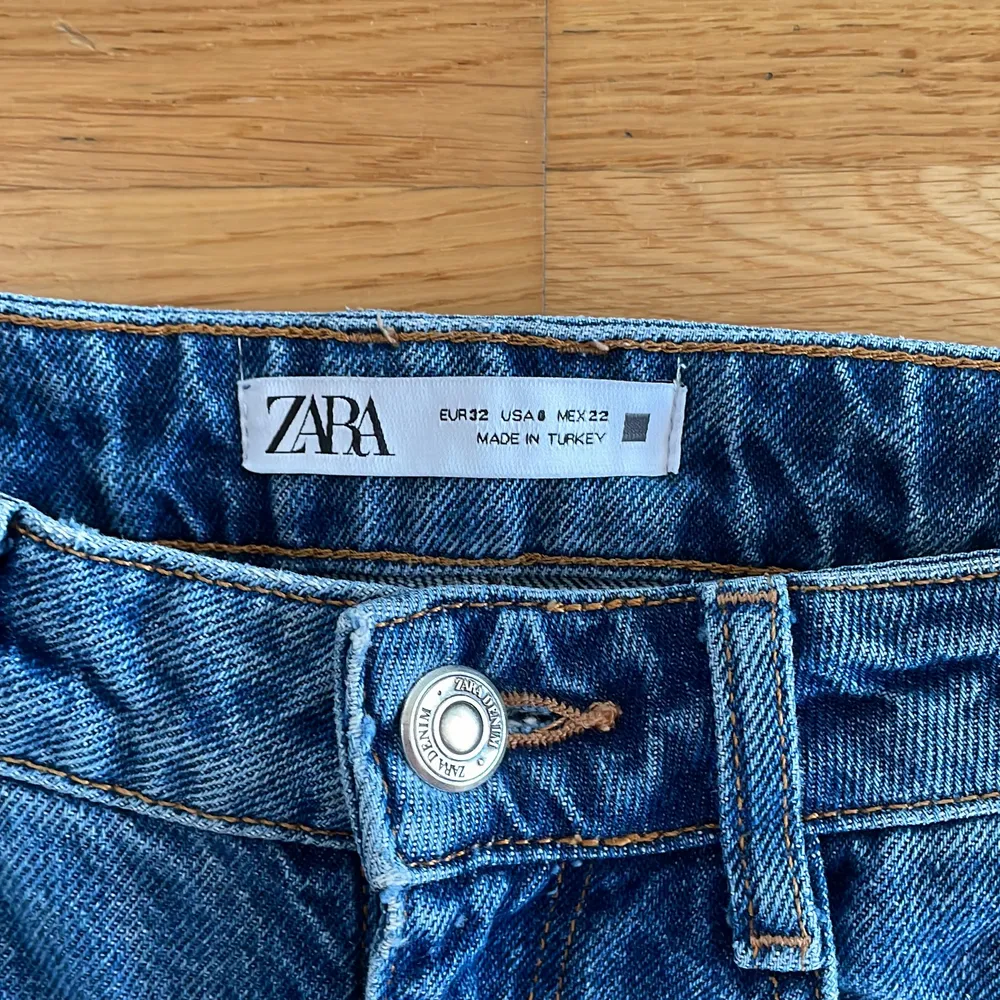 Supersnygga jeans som jag tyvärr växt ur! Storlek 32. Dessa är ganska högmidjade och väldigt långa i modellen.. Jeans & Byxor.