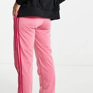 Rosa adidas byxor - Helt nya har endast använts 3 gånger då de helt enkelt inte varit min stil. Köptes för 649kr . De är i storlek 36
