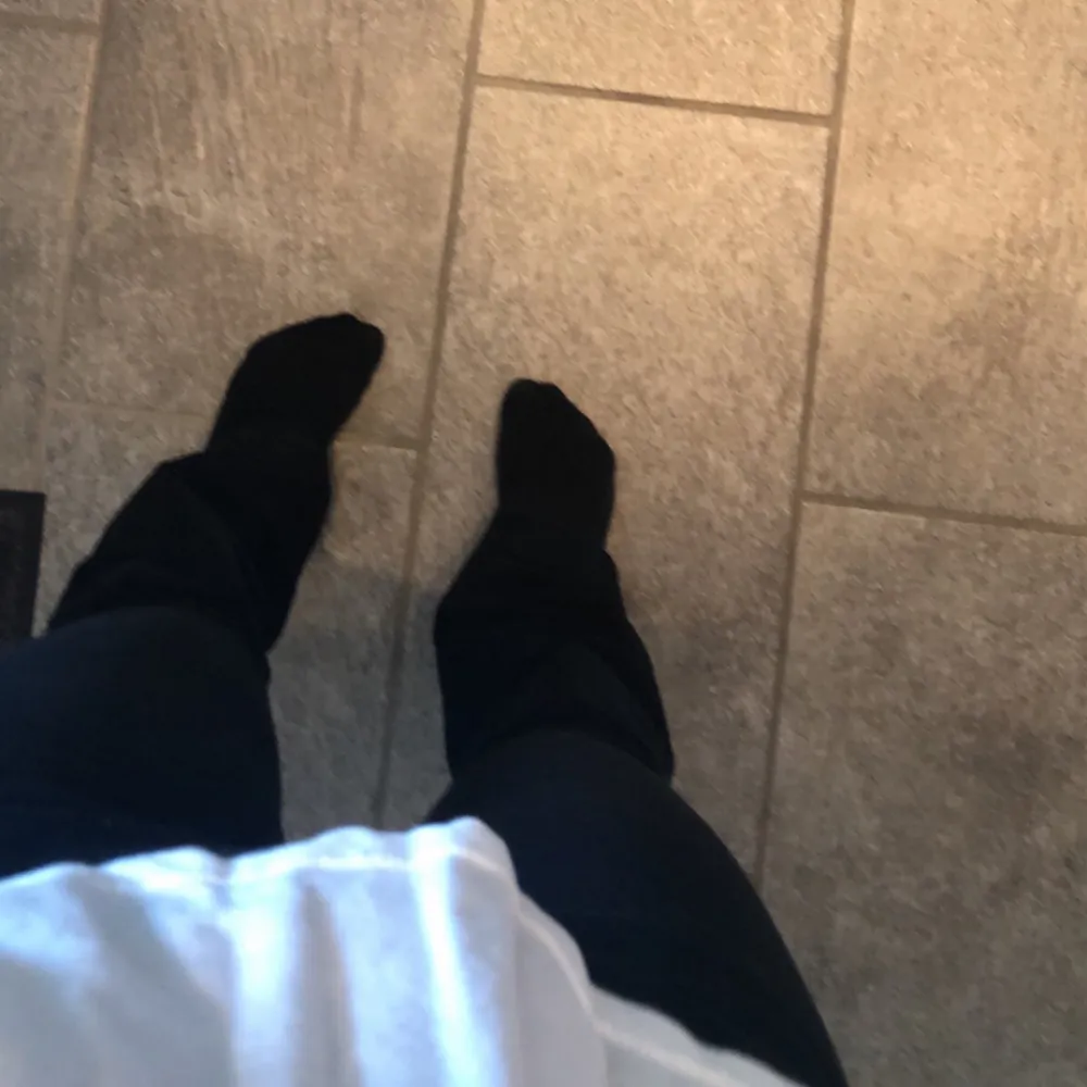 Storlek 40 svarta ”bootcut” jeans. Fint skick😍. Jeans & Byxor.