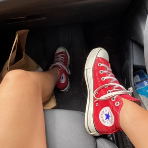 Converse röda - Röda Converse höga, i storlek 36 (jag har själv 38 och det är jag på bilderna så dem passar både 36-38)❤️