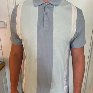 Piké tröja  - Snygg blå piké tröja, väldigt skön dessutom. Möts upp i Sollentuna eller postar, köparen står för frakten