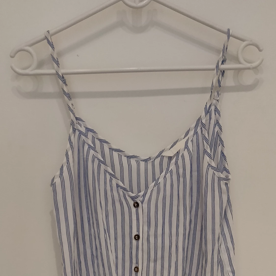 Vit- och blårandigt linne från HM med knyt fram