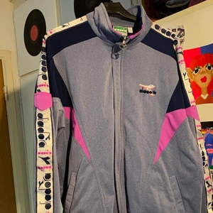 Diadora kofta - Jättefin tröja med dragkedja från diadora. Loggan längst med ärmarna. Storlek large