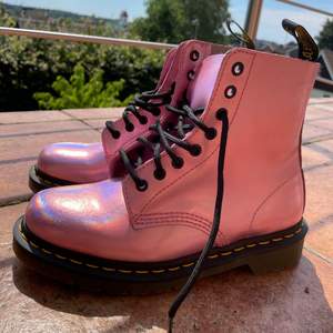 Unika boots i en cool rosa färg från Dr.Martens. Endast använda 2ggr så är i nyskick. 