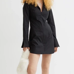 skjortklänning - kort skjortklänning som är slutsåld på HM. aldrig använd och lappen finns kvar, storlek 34 som passar bra till mig som är 160 och normalt har XS/S! :)