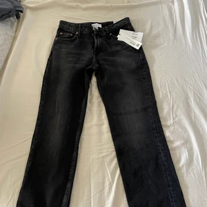 Lågmidjade Zara Jeans - Säljer mina supersnygga lågmidjade jeans från zara. Säljer då dom var för små för mig💕💕köparen står för frakt!