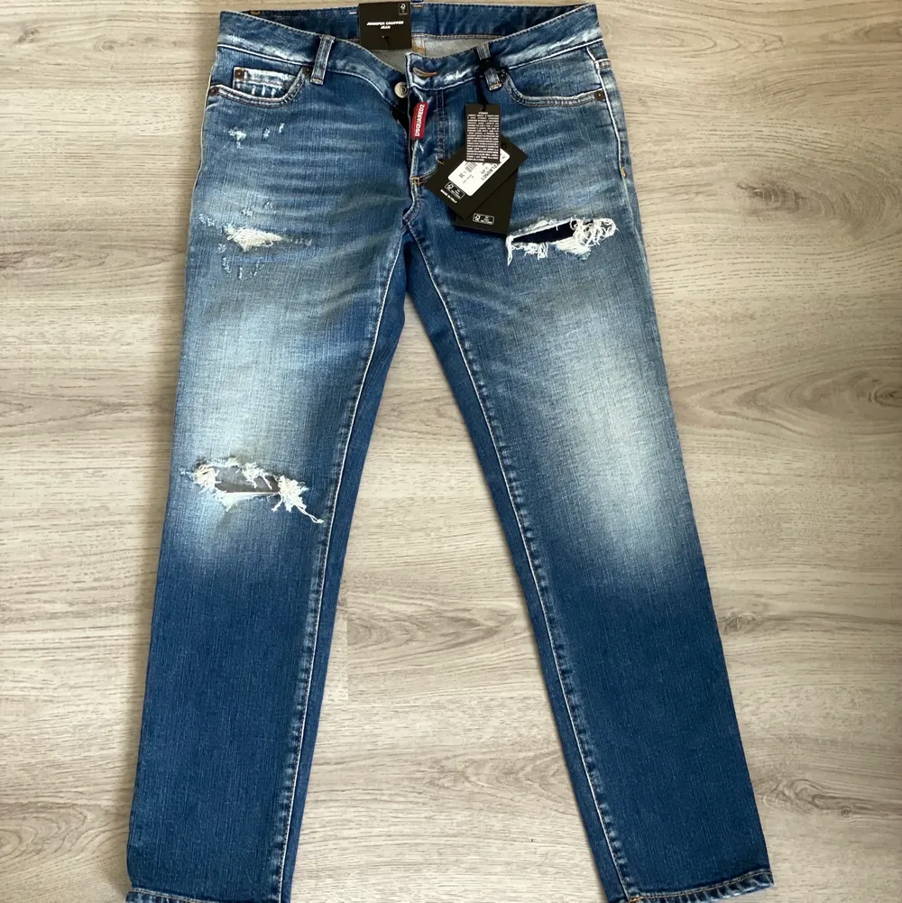 Dsquared2 jeans till dam helt nya köpta på NK i göteborg. Kvitto finns. Storlek 38 (motsvarar S) från 4998 , säljer för 2990 . Jeans & Byxor.