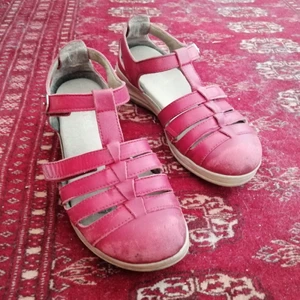 Röda sandaler - New feet, med utbytbar fotbädd. Stl 37, använt skick, nötta framtill. 