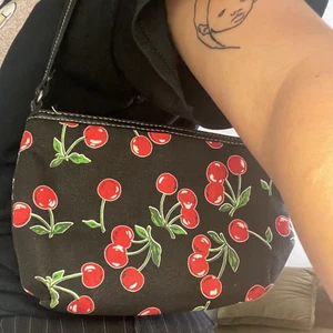 cherry baguette  - har zipper innerficka nyskick 🤍