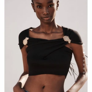 Zara topp - Säljer denna superfina toppen från Zara som är helt slutsåld på hemsidan!🤍