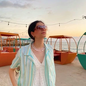 Kortärmad skjorta  - Säljer denna kortärmade skjorta som jag har köp secondhand i Libanon!! Älskar färgerna då de är helt perfekta till sommaren!! 