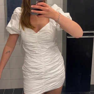 Vit klänning - Säljer nu min studentklänning då jag inte kommer att använda den mer. Köpt från nakd och är i perfekt skick. Storlek M. 