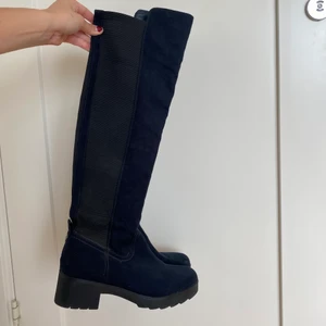 marinblåa boots  - jättesnygga marinblåa boots, knappt använda 🫶🏻 storlek 41 men passar mig som är 40 vanligtvis!  
