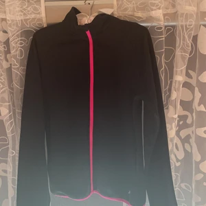 svart rosa zip tröja  - En super fin zip tröja typ. Super fin och effektiv. Använd npgra gångerfast den är i ett super bra skick. Man kan inte bara använda den normalt och gå ut med den utan den är bra för att träna med. Det är storlek 158/164 men passar S 