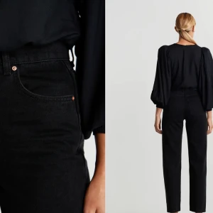 Svarta 90s jeans från Gina tricot  - Svarta 90s jeans från Gina tricot. Högmidjade i storlek 34/XS. Bra skick bara lite urtvättade. 