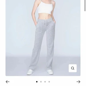 Juicy couture byxor - Säljer mina gråa juicy couture för att dom inte kommer till andvänding dom är i bra skick köptes för 1100 säljer för 700 plus 99 frakt