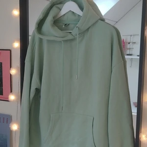 pastellgrönn hoodie - Pastellgrönn hoodie som är lite mer grön i verkligheten än på bilden, aldrig använd 🤪 Oversized 