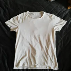 T-shirt från Jack & Jones. Vit, tvättad. Skön och bra kvalitet. 