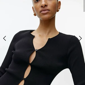 Arket ribbad kofta  - Ribbad kofta/tröja från Arket. Endast använd en gång så superbra skick! Strl Small. Nypris 690kr. 🤍