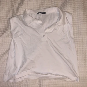 croptop väst - En croppad topp väst från zara i färgen vit strlk  medium men passar som en small 