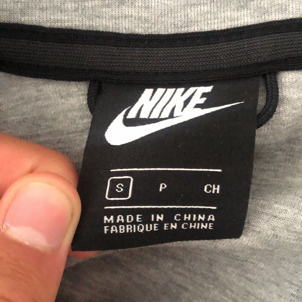 Säljer min Nike tech tröja old season . Huvtröjor & Träningströjor.