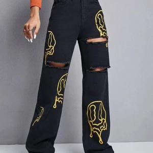 Byxor  - Oanvödna byxor då de var för långa för mig. Blev på riktigt ledsen haha. Kan mötas i halmstad, annars skickar jag och köparen står för frakten. Dem är så snygga 