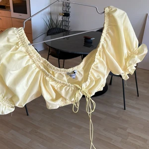 Chiquelle topp - Kort topp från chiquelle.  Dålig kvalitet med fula sömmar och lösa trådar tbh!! men supersöt. 