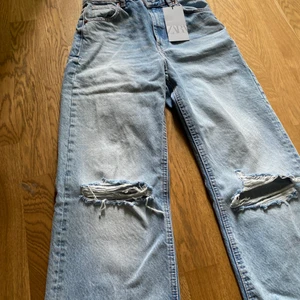 Gina tricot jeans strl 34 - Orörda zara jeans. Prislapp kvar. Helt nyskick. Konsument står för frakt