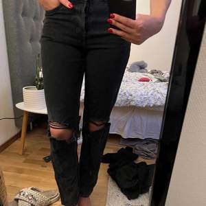 ett par slitna svarta jeans från h&m med hål i knäna. säljes pga att de inte används längre. köparen står för frakten ❤️