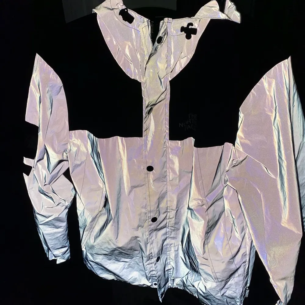 Säljer en Supreme x The north face 3M reflective mountain jacket i storlek XL (men passar som en medium). Replika. I bra skick! Nice att den lyser och fungerar även som en bra vindjacka . Jackor.