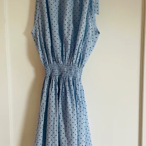 Klänning stl S/M - Söt klänning Stl S/M Blå med svarta prickar Söt modell Stl S/M