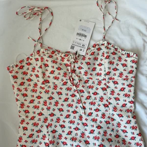 Korsett - Säljer denna ass snygga korsett toppen från zara som jag aldrig använt då prislappen fortfarande är kvar!! Den har en liten skada inifrån som den fick när jag testade den för första gången men den påverkar inte alls toppens utseende!!❤️❤️❤️