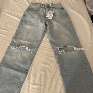 Jeans - Oanvända jeans från ginatricot i storlek 32 !PETITE! Råkade köpa 2 likadana. Säljer för 110kr + frakt!☺️