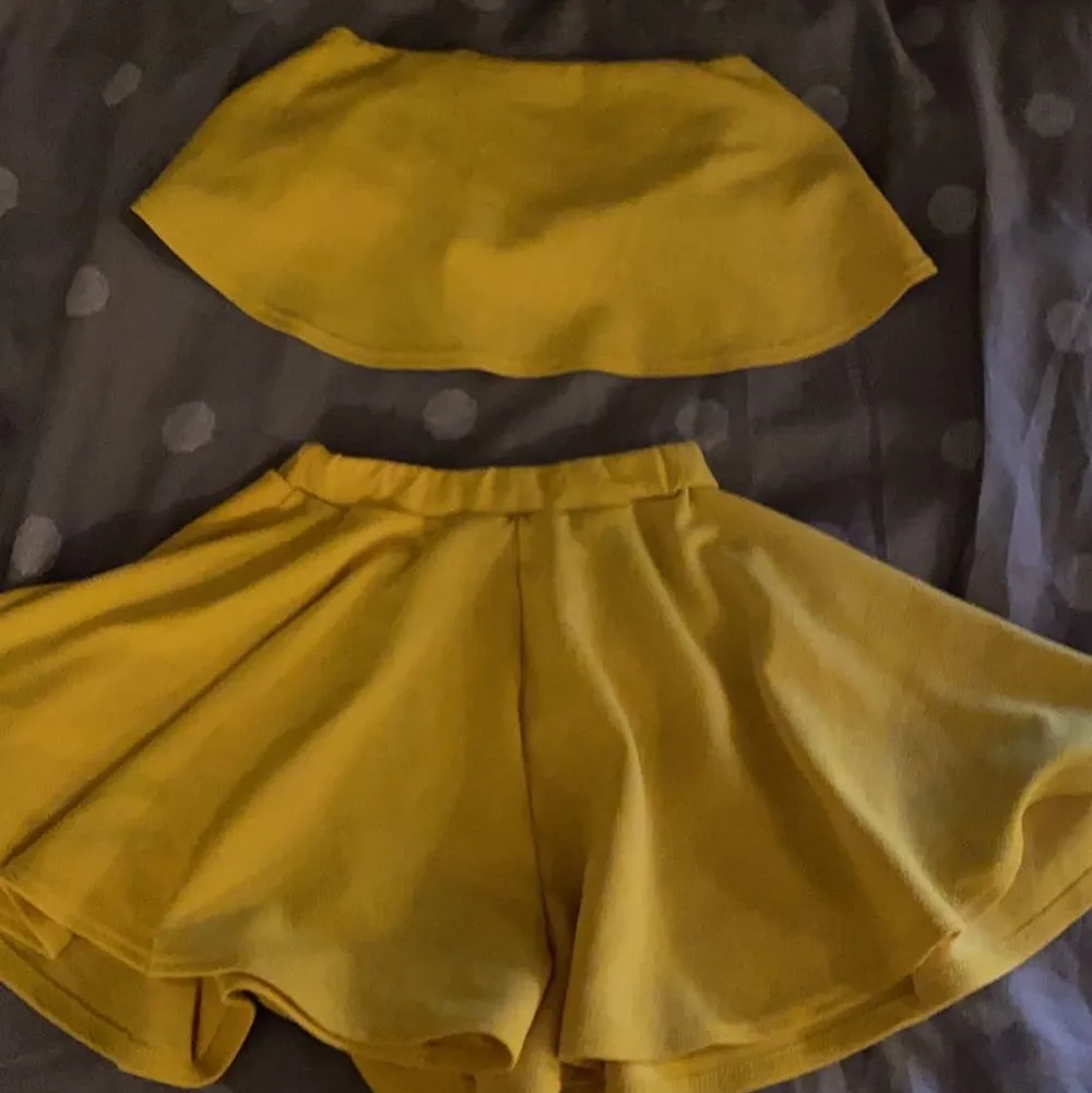 Säljer en fin gul 2-piece set köpt från Boohoo aldrig använd bara provad. . Klänningar.
