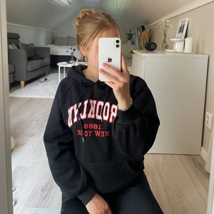 Svart hoodie med tryck - Svart hoodie med tryck från shein. Använt skick 🫶🫶 storlek medium, 60kr +frakt