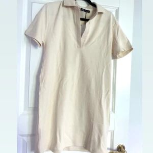 Klänning  - Krämvit klänning från Zara, aldrig använd och prislappen kvar. Köpare står för frakt💕