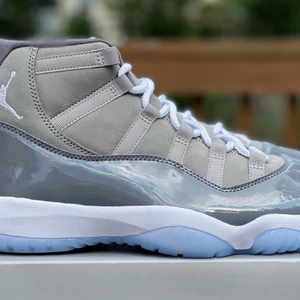 Jordan 11 cool grey - Säljer mina Jordan 11 cool grey storlek 42,5, har bara haft den i 2 veckor har använt den bara 2 gånger, kvitto, box, finns!! Kom privat för mer bilder👊